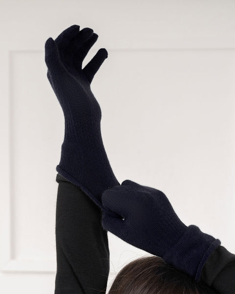 the menique kids&#39; knit cotton gloves in blue color. 