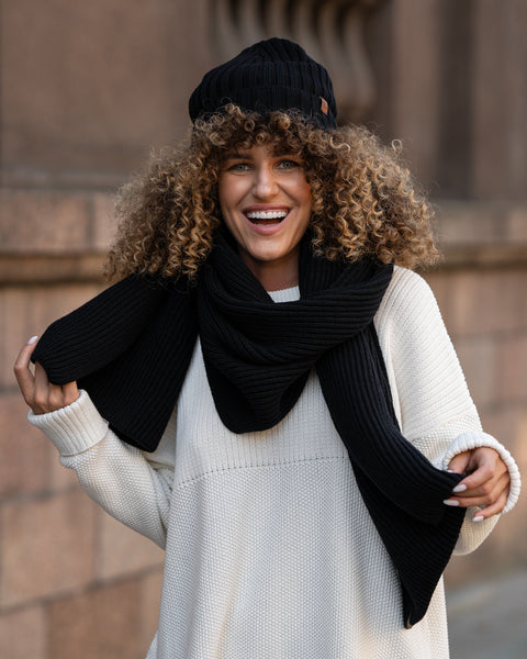 Women&#39;s Ribbed Beanie Knitted Merino in black color.