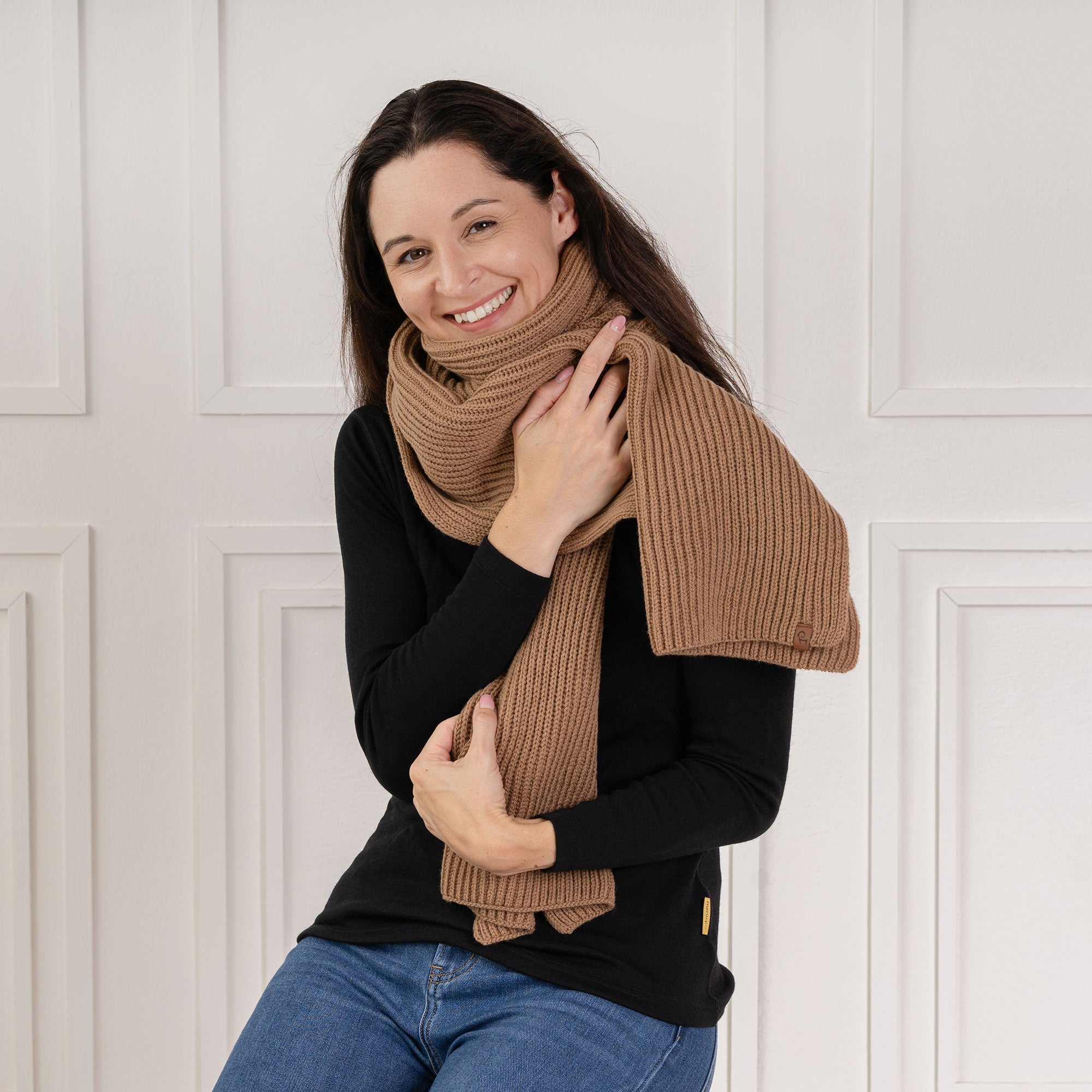 Women's Knit Thick Scarf Merino in black color.